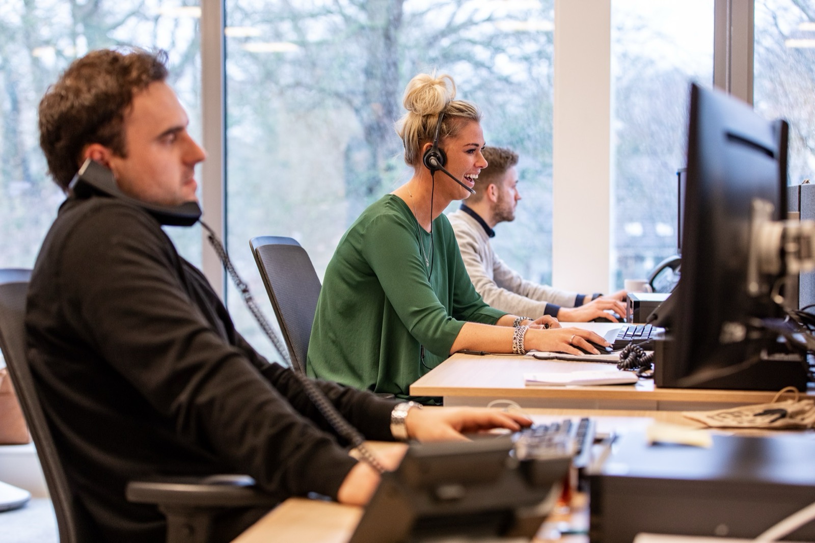Collega's aan het werk met headsets op kantoor