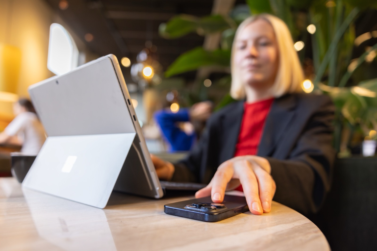 Ondernemer werkt met laptop en mobiel