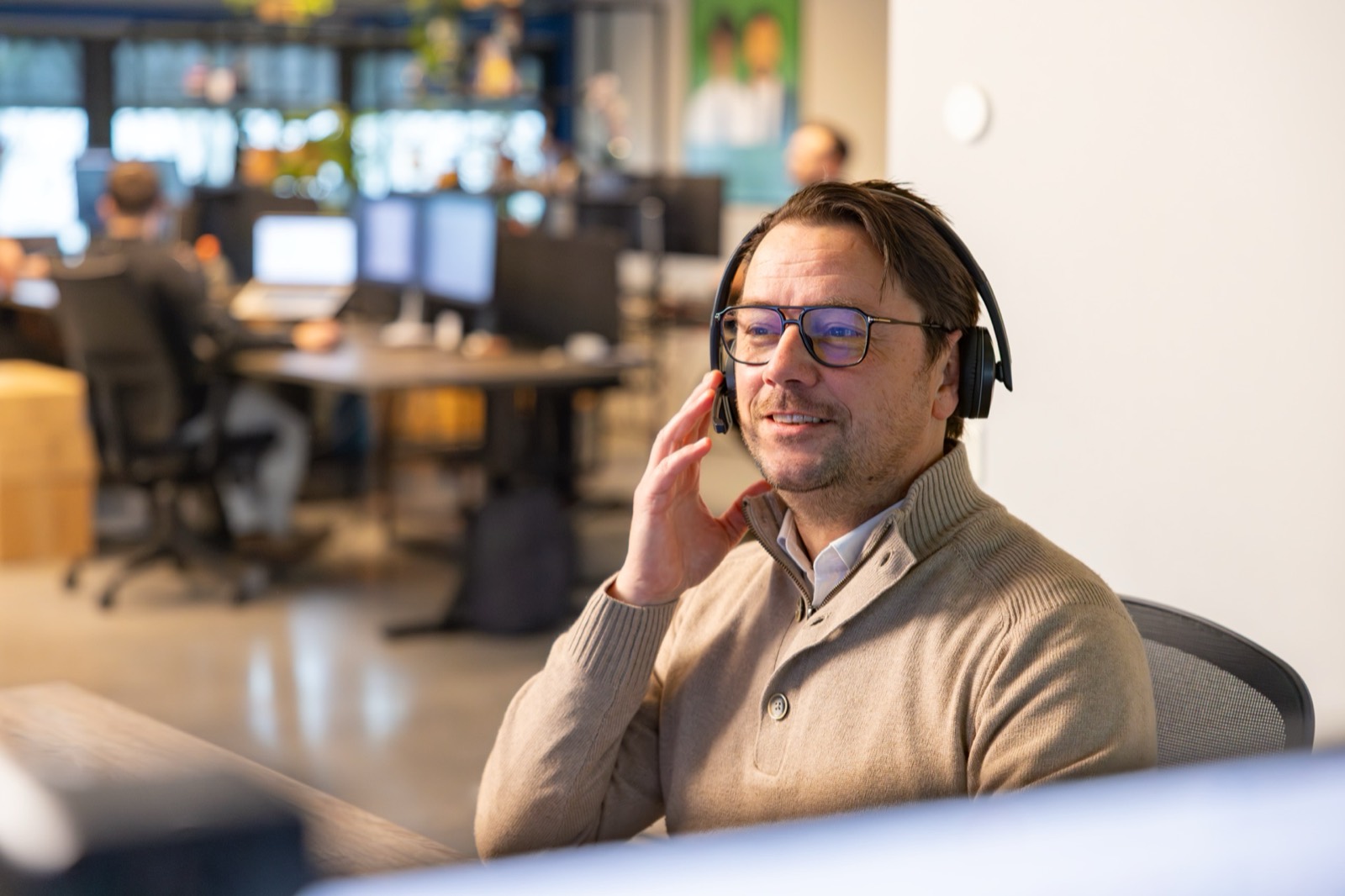 Collega aan de telefoon met een headset